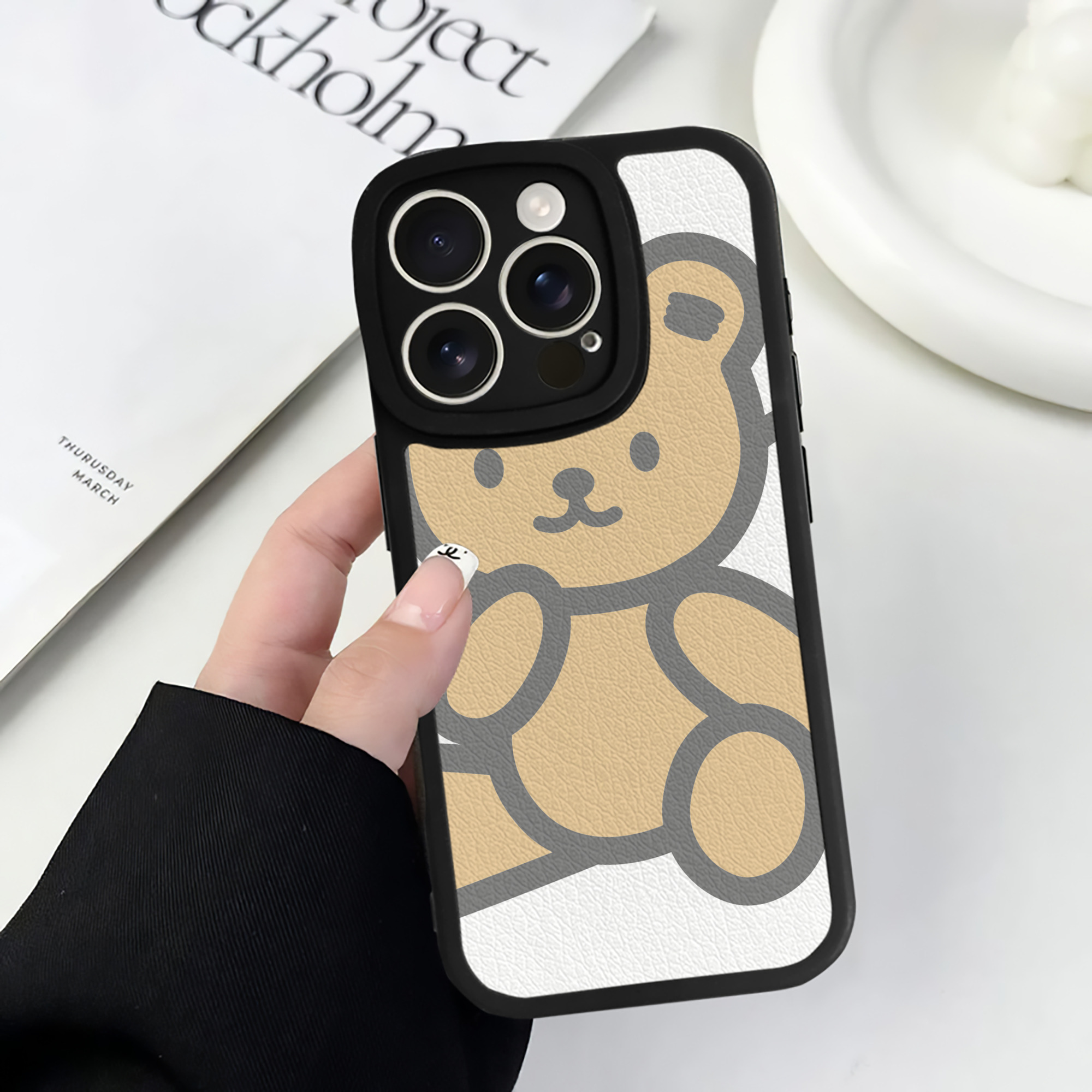 （画像用） Hello Kitty ハローキティ 【iPhone 16シリーズ対応】シリコンスマホケース（レザー調） 材質：シリコン